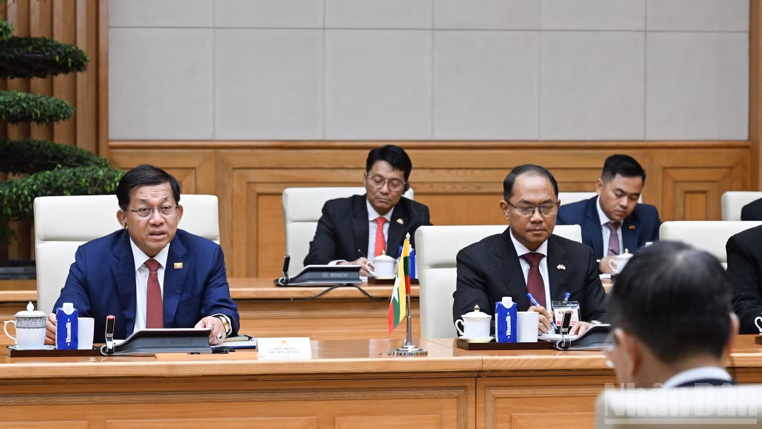 Tổng thống Myanmar Min Aung Hlaing phát biểu ý kiến tại cuộc hội kiến. (Ảnh: TRẦN HẢI)