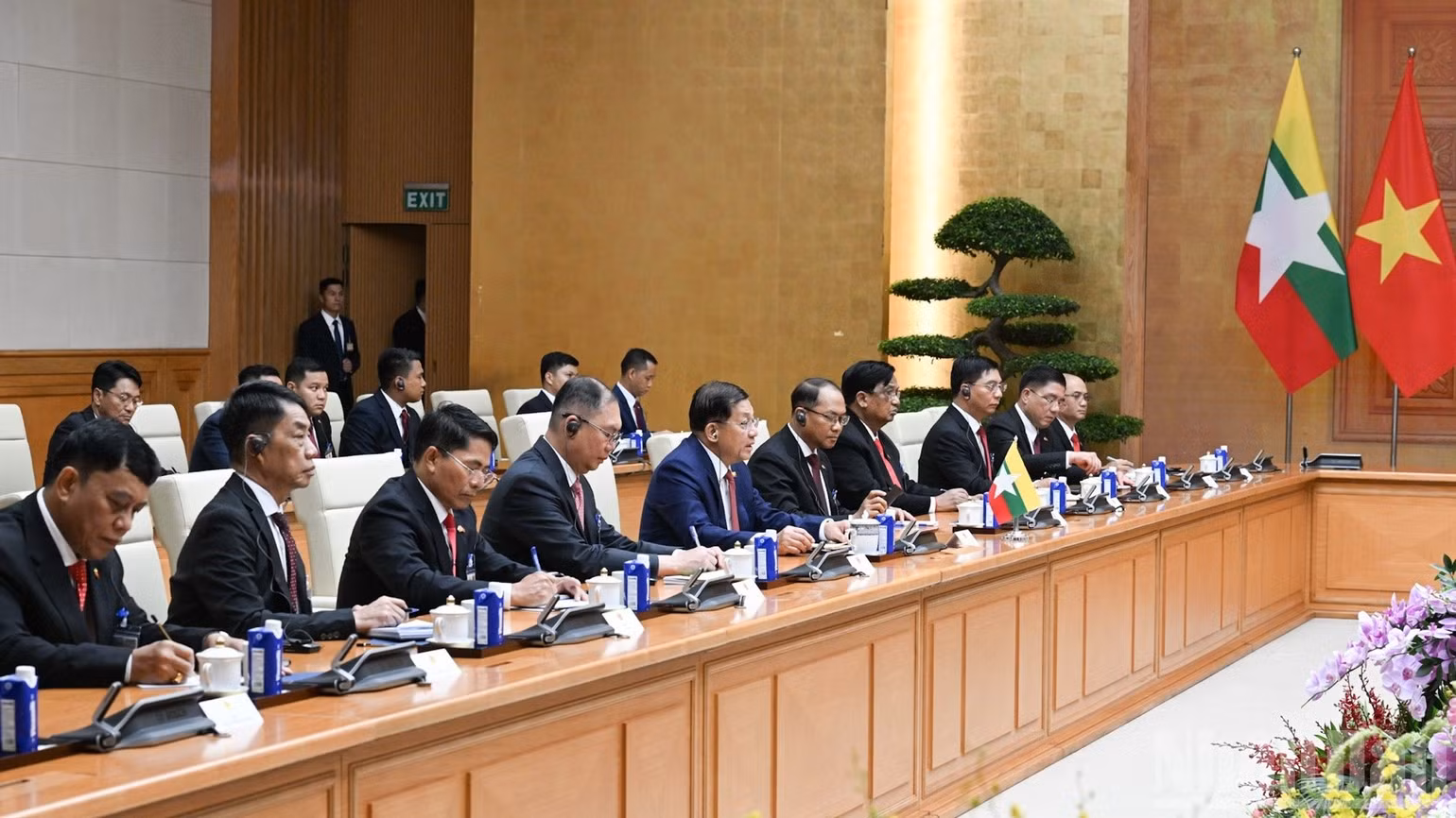 Tổng thống Min Aung Hlaing và Đoàn đại biểu cấp cao Myanmar tại buổi hội kiến. (Ảnh: TRẦN HẢI)