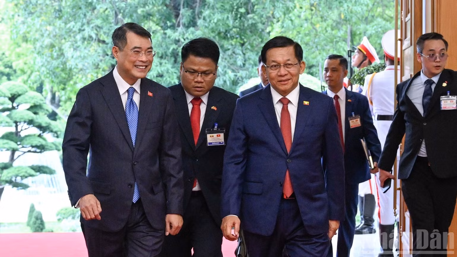 Thủ tướng Chính phủ Lê Minh Hưng đón Tổng thống Myanmar Min Aung Hlaing tại sảnh Trụ sở Chính phủ. (Ảnh: TRẦN HẢI)