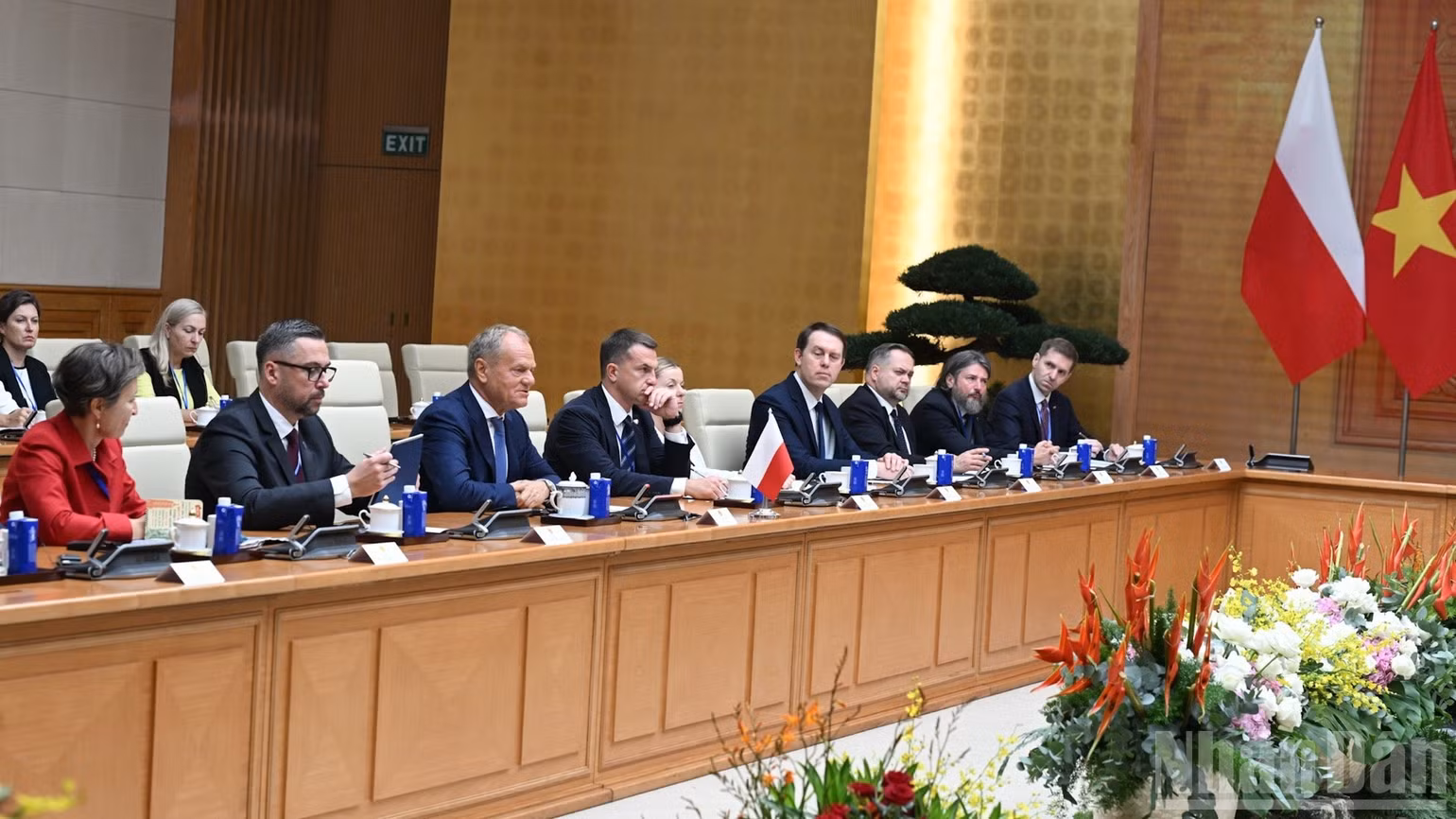Thủ tướng Donald Tusk và Đoàn đại biểu cấp cao Ba Lan tham dự cuộc hội đàm. (Ảnh: TRẦN HẢI)