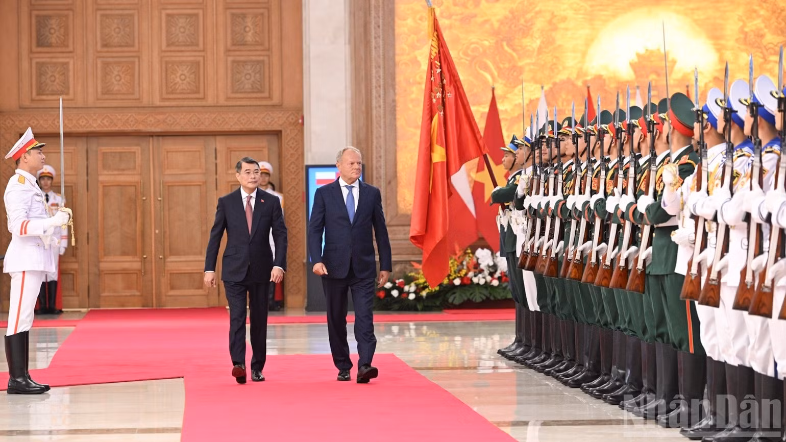 Thủ tướng Lê Minh Hưng và Thủ tướng Donald Tusk duyệt đội danh dự Quân đội nhân dân Việt Nam. (Ảnh: TRẦN HẢI)