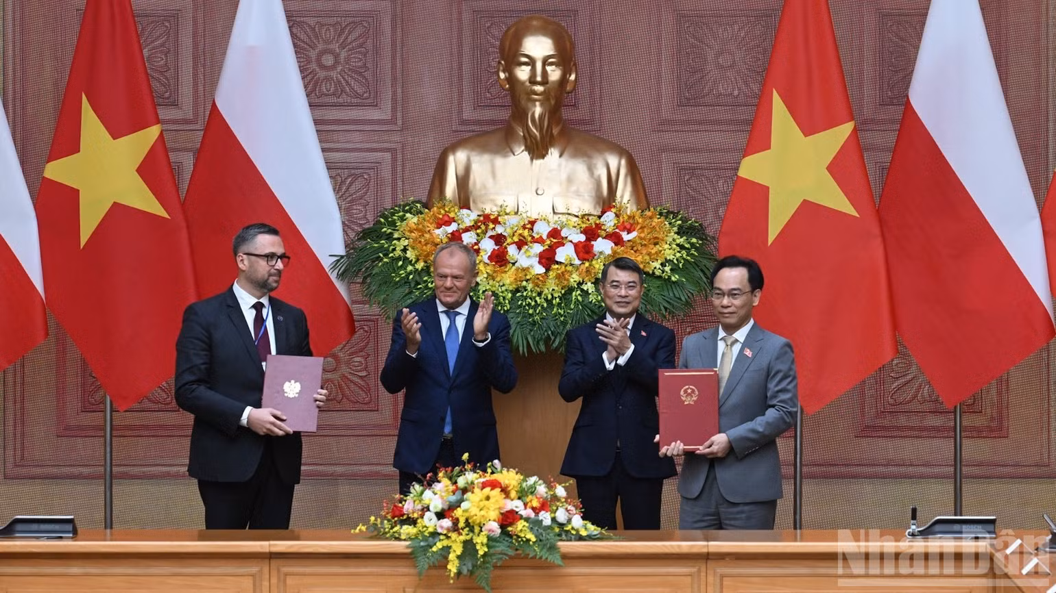 Thủ tướng Chính phủ Lê Minh Hưng và Thủ tướng Ba Lan Donald Tusk chứng kiến lễ trao văn kiện hợp tác giữa các bộ, ngành hai nước. (Ảnh: TRẦN HẢI)