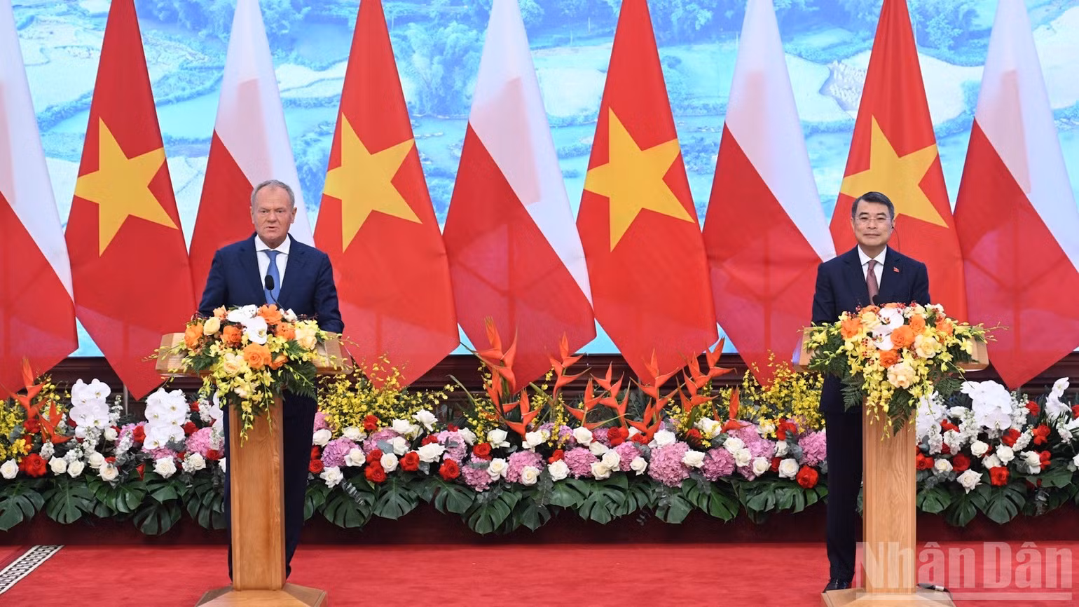 Thủ tướng Chính phủ Lê Minh Hưng và Thủ tướng Ba Lan Donald Tusk họp báo sau hội đàm. (Ảnh: TRẦN HẢI)