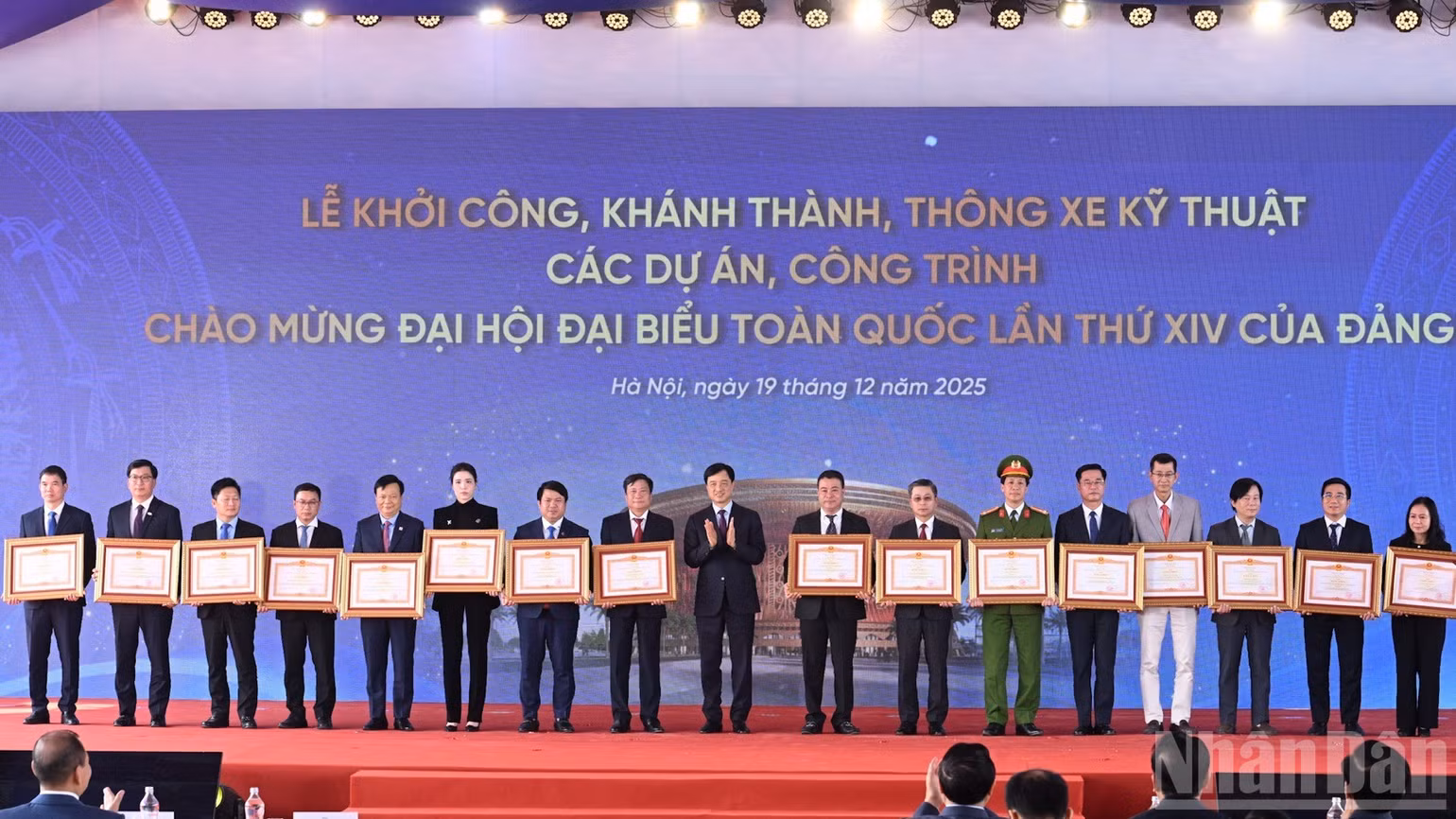 Các tập thể có thành tích xuất sắc được tặng thưởng Bằng khen của Thủ tướng Chính phủ. (Ảnh: TRẦN HẢI)