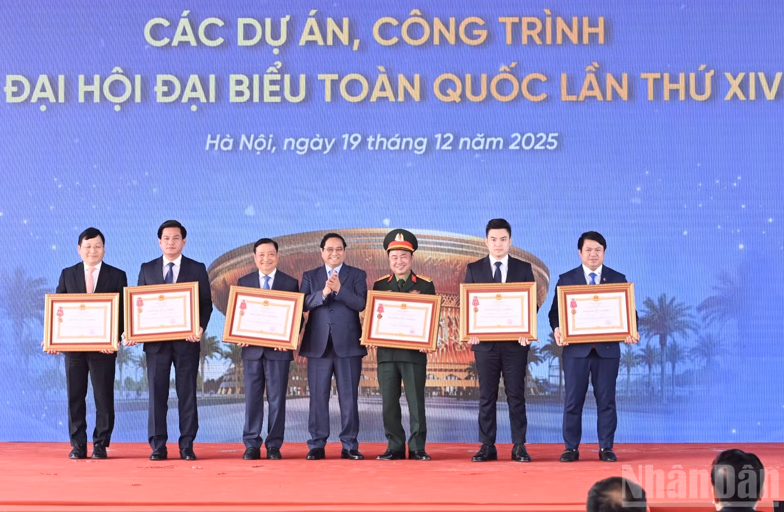 Thủ tướng Phạm Minh Chính trao Huân chương Lao động hạng Ba tặng các đơn vị có thành tích xuất sắc. (Ảnh: TRẦN HẢI)