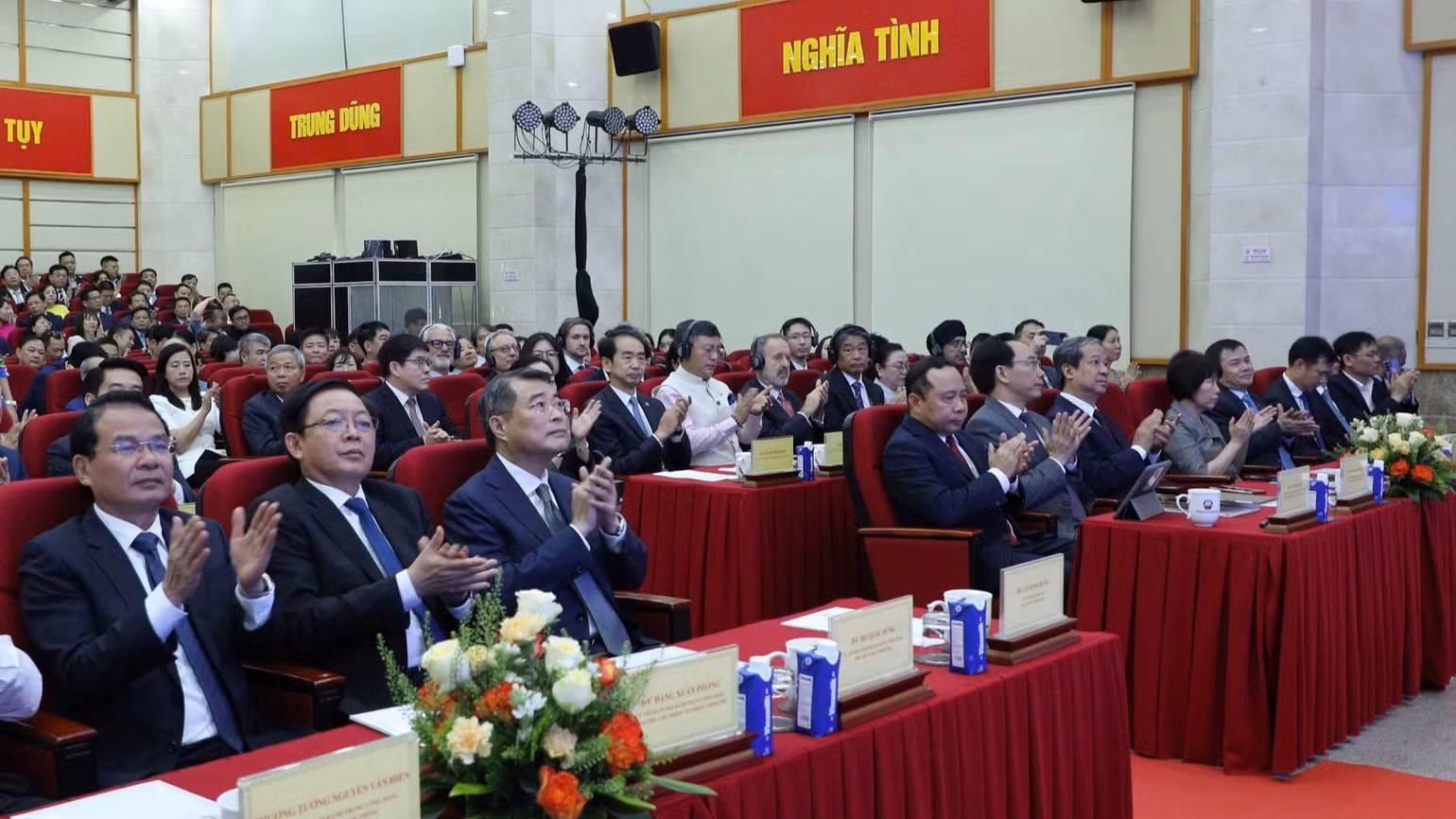 Thủ tướng Chính phủ Lê Minh Hưng và các đồng chí lãnh đạo, đại biểu tham dự sự kiện.