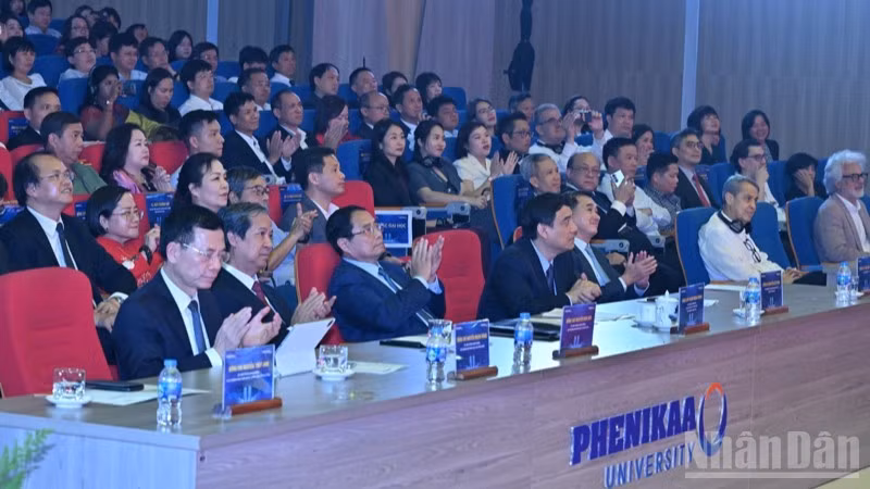 Thủ tướng Phạm Minh Chính và các đồng chí lãnh đạo, các đại biểu. tham dự buổi lễ. (Ảnh: TRẦN HẢI)