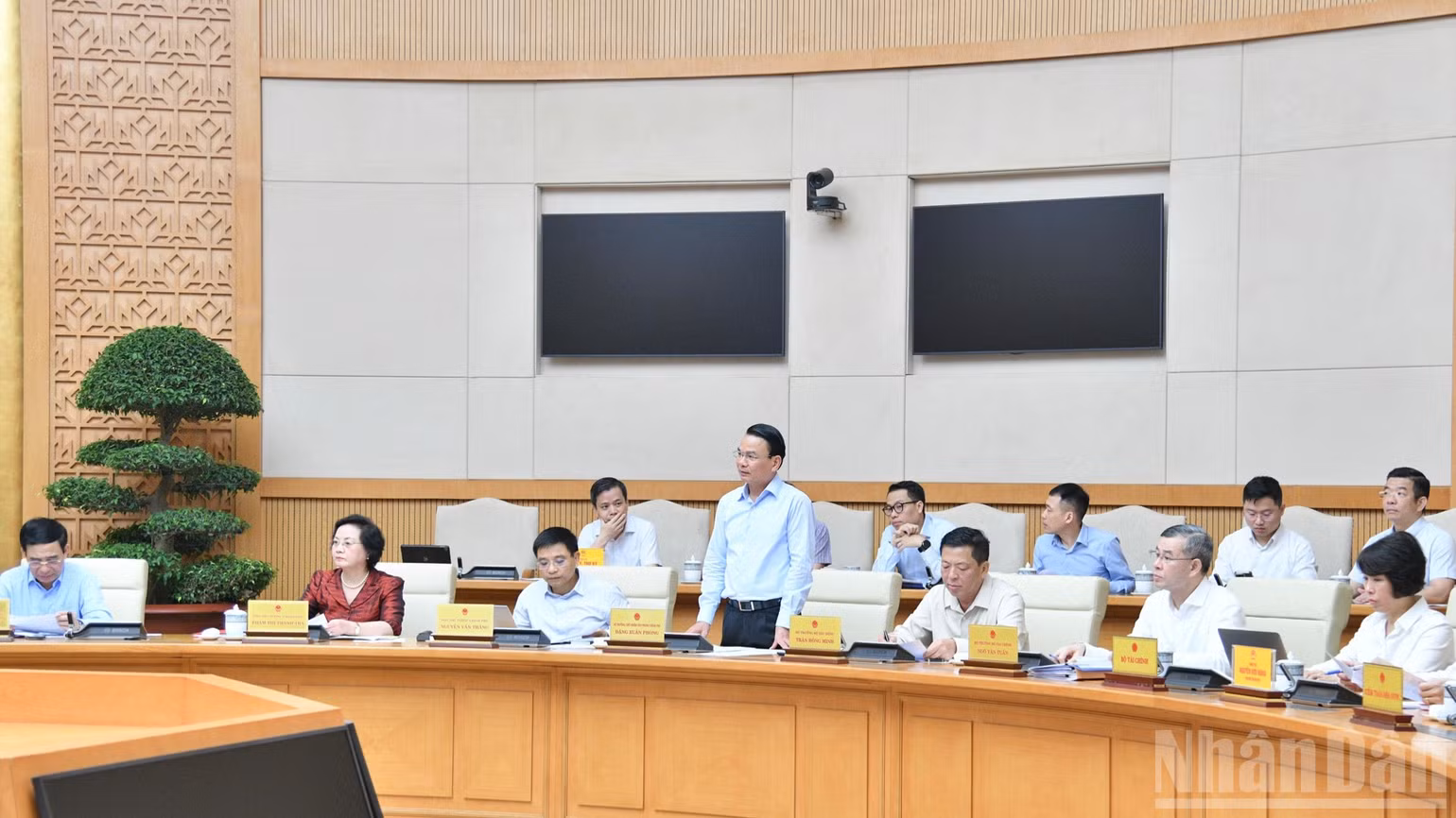 Bộ trưởng, Chủ nhiệm Văn phòng Chính phủ Đặng Xuân Phong phát biểu ý kiến tại cuộc họp. (Ảnh: THANH GIANG)