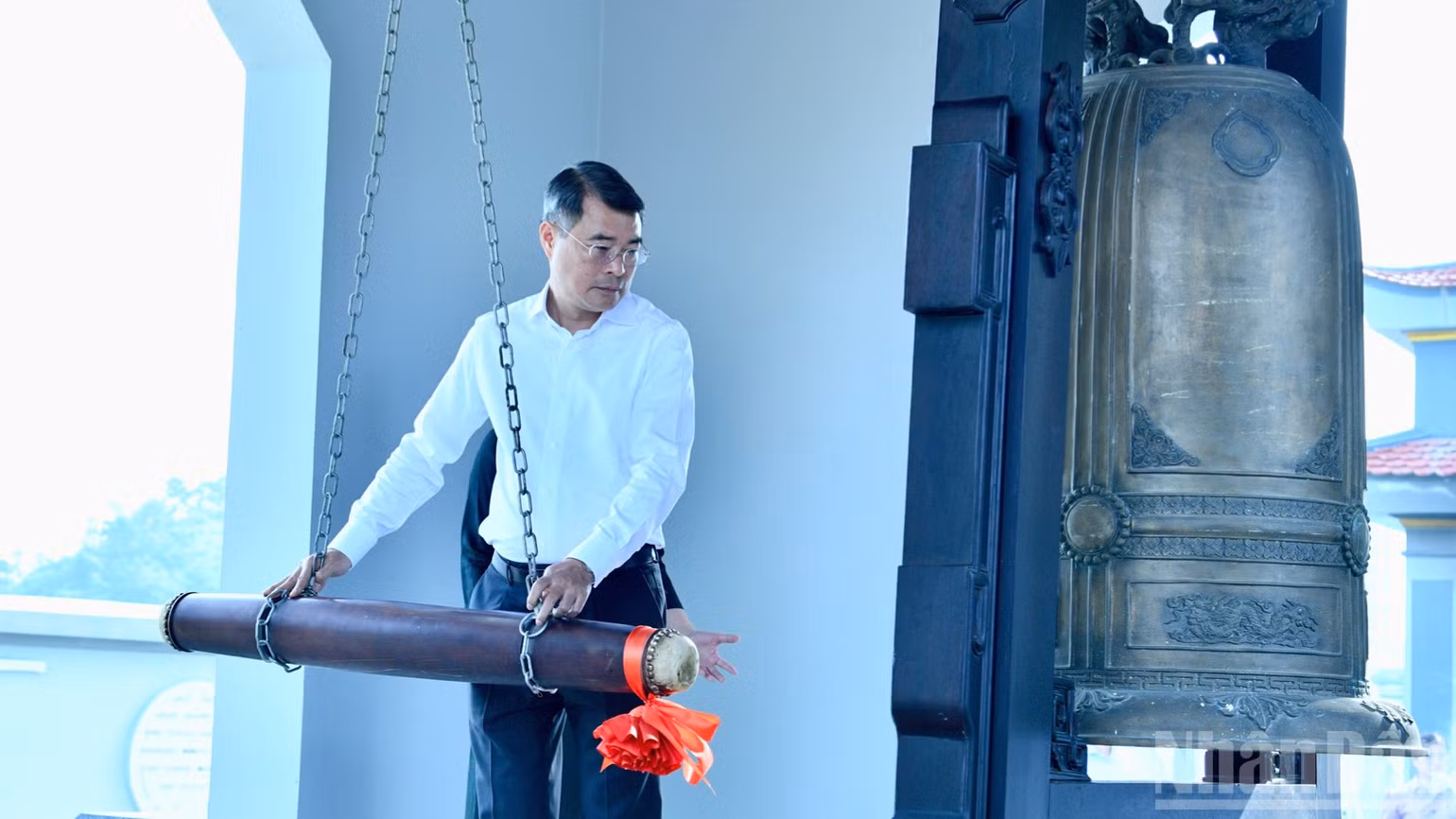 Thủ tướng Chính phủ Lê Minh Hưng thỉnh chuông trước khi vào dâng hương, dâng hoa tại Nghĩa trang Liệt sĩ Lạng Sơn. (Ảnh: Thanh Giang)
