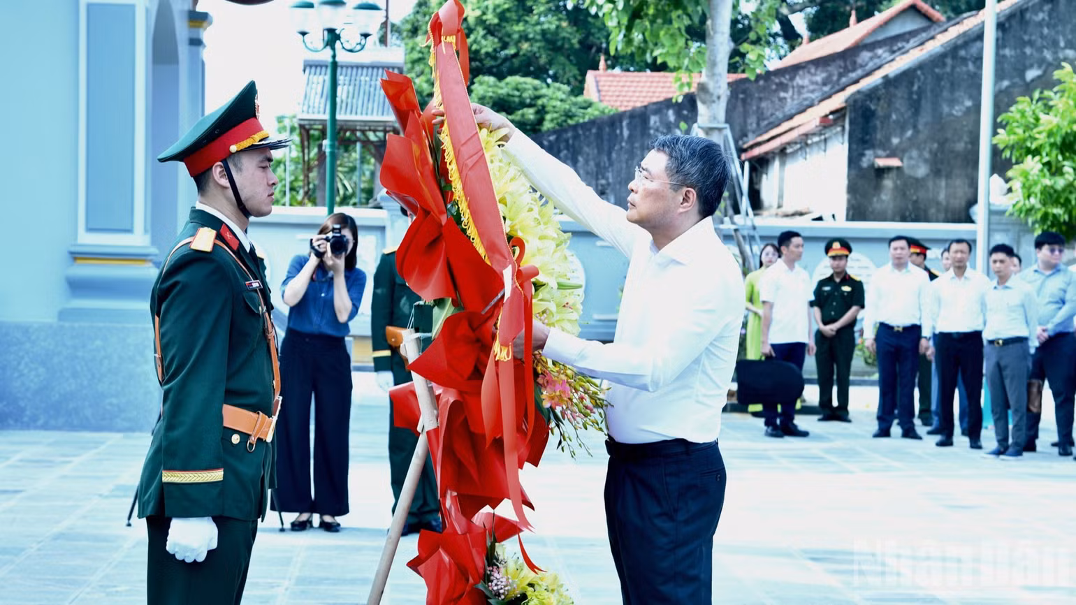 Thủ tướng Chính phủ Lê Minh Hưng chỉnh hoa trước khi vào dâng hương, dâng hoa tại Nghĩa trang Liệt sĩ Lạng Sơn. (Ảnh: Thanh Giang)