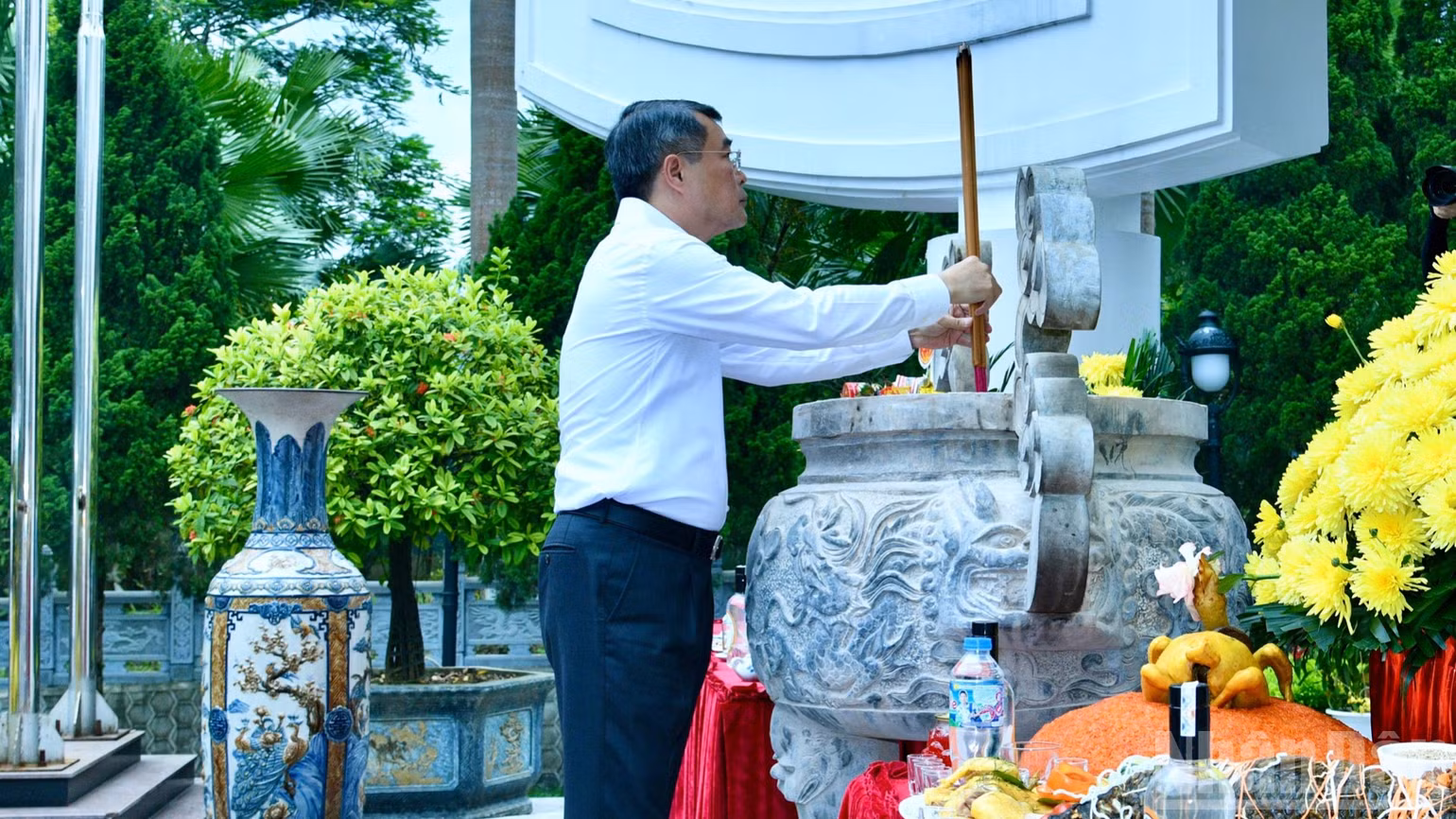Thủ tướng Chính phủ Lê Minh Hưng dâng hương tưởng niệm các Anh hùng liệt sĩ tại Nghĩa trang Liệt sĩ Vị Xuyên. (Ảnh: THANH GIANG)