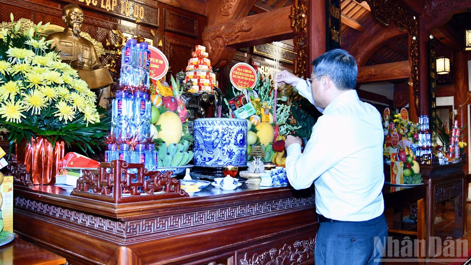 Thủ tướng Chính phủ Lê Minh Hưng dâng hương tưởng niệm Chủ tịch Hồ Chí Minh tại Nghĩa trang Liệt sĩ Vị Xuyên. (Ảnh: THANH GIANG)