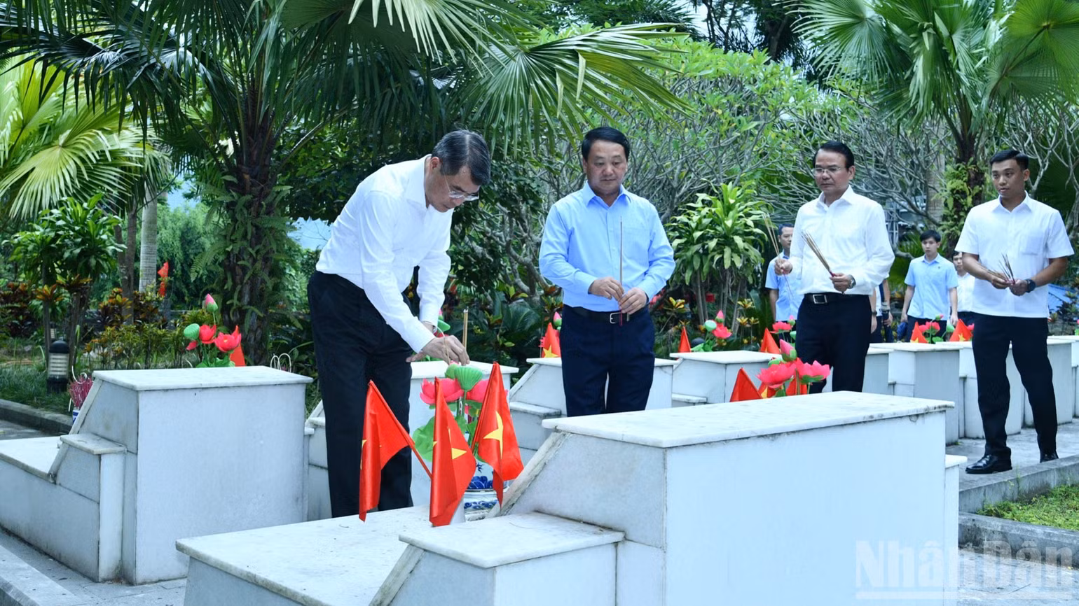 Thủ tướng Chính phủ Lê Minh Hưng dâng hương tại phần mộ các Anh hùng liệt sĩ tại Nghĩa trang Liệt sĩ Vị Xuyên. (Ảnh: THANH GIANG)