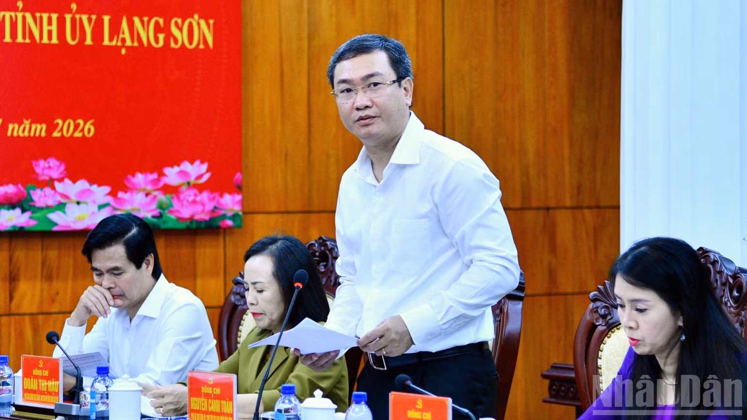 Lãnh đạo Tỉnh ủy Lạng Sơn báo cáo Thủ tướng Chính phủ tại cuộc làm việc. (Ành: Thanh Giang)