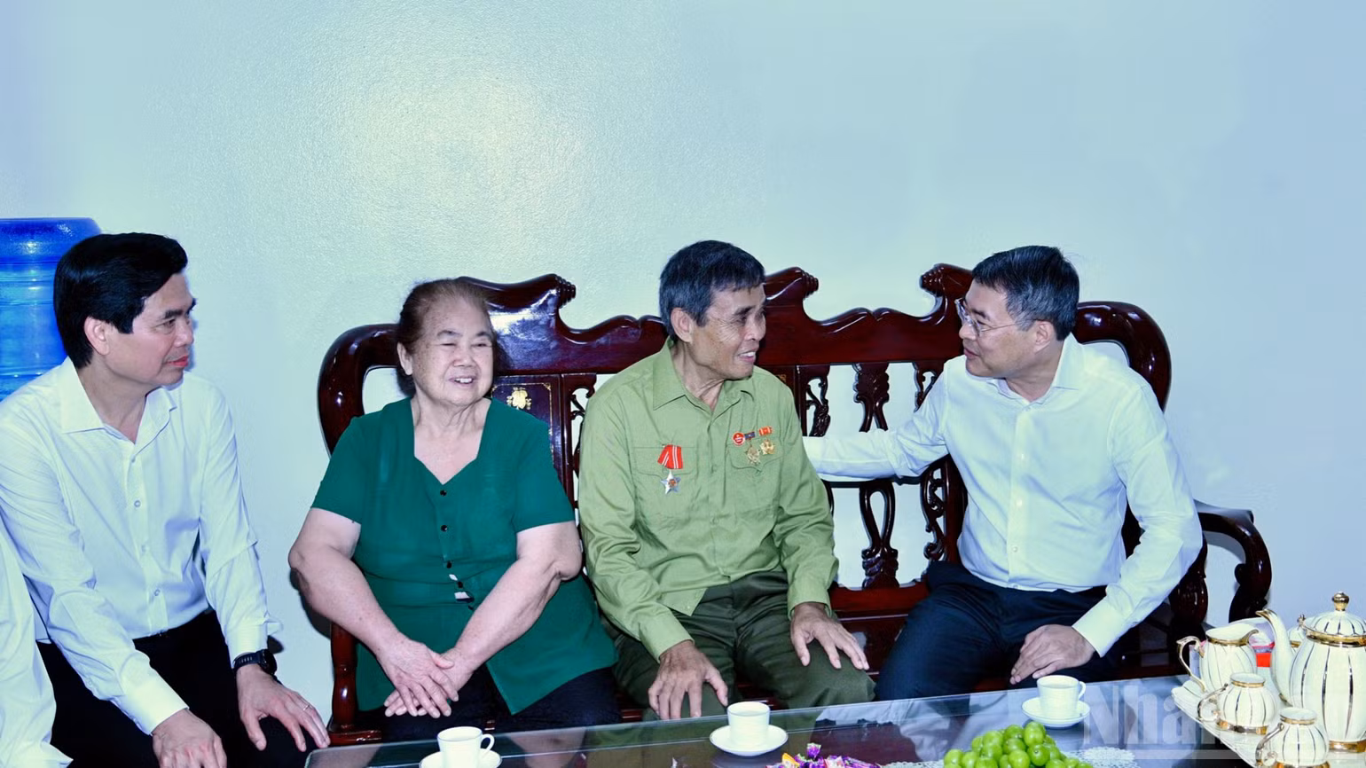 Thủ tướng Chính phủ Lê Minh Hưng ân cần thăm hỏi ông Vy Văn Nước, sinh năm 1948, là thương binh đang sống tại khối 8, phường Đông Kinh, tỉnh Lạng Sơn. (Ảnh: Thanh Giang)