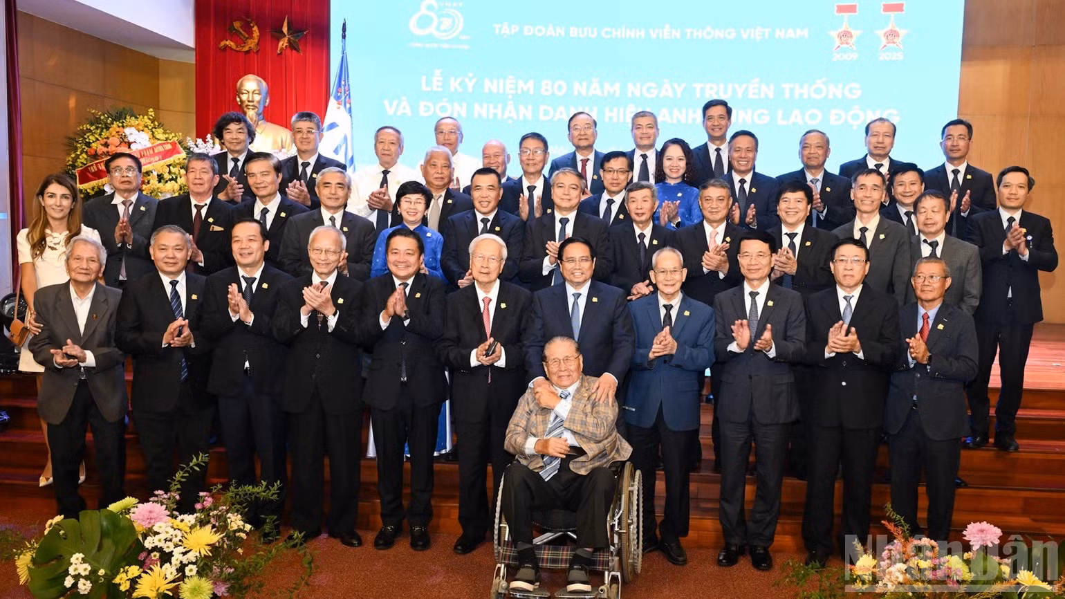 Thủ tướng Phạm Minh Chính với các thế hệ lãnh đạo, cán bộ Tập đoàn VNPT (Ảnh: TRẦN HẢI).