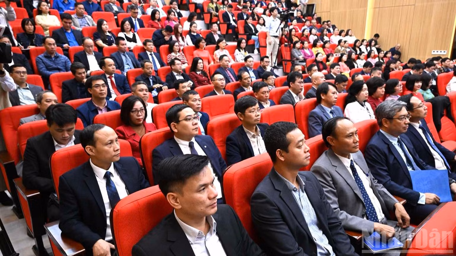 Các cán bộ, nhà khoa học thuộc Viện Hàn lâm Khoa học và Công nghệ Việt Nam tham dự buổi làm việc. (Ảnh: TRẦN HẢI)