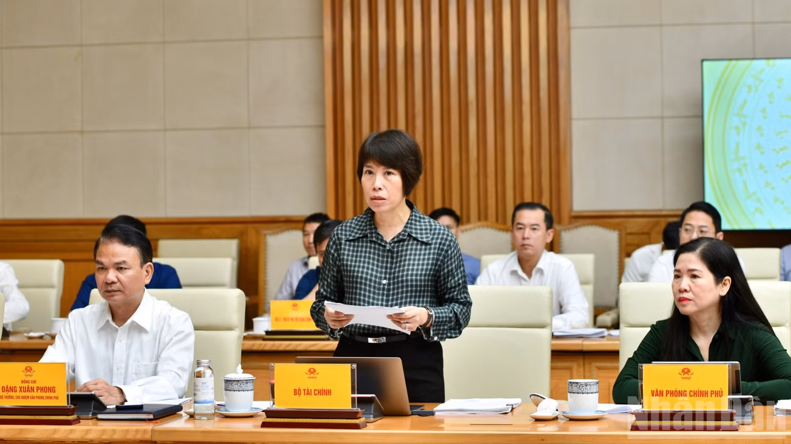 Đại diện lãnh đạo Bộ Tài chính báo cáo tại cuộc họp. (Ảnh: THANH GIANG)