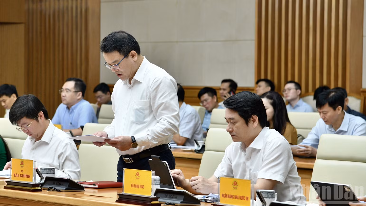 Lãnh đạo Bộ Tài chính báo cáo tại hội nghị. (Ảnh: THANH GIANG)