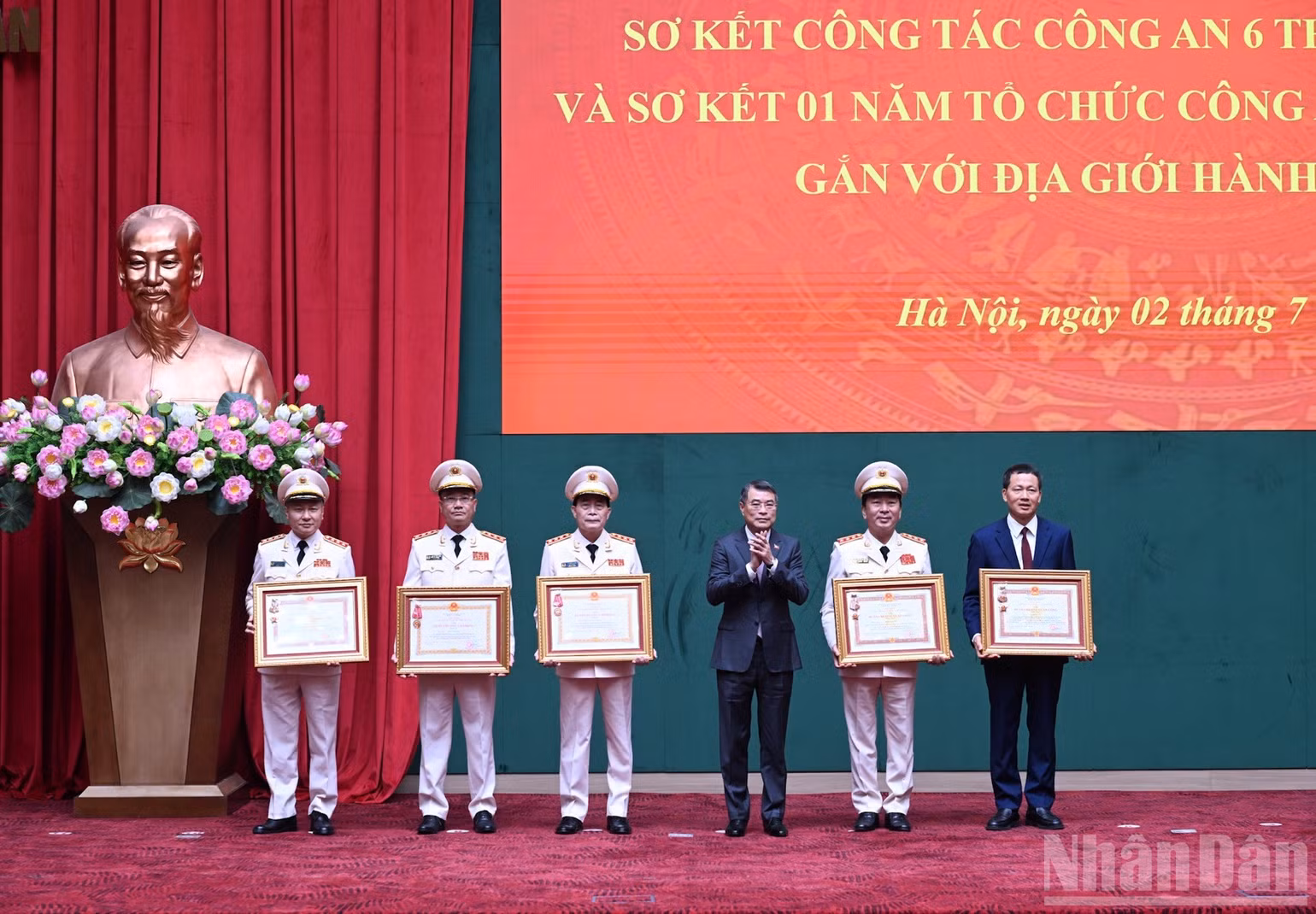 Thủ tướng Lê Minh Hưng trao Huân chương Quân công hạng Nhất và Huân chương Lao động hạng Ba tặng các cá nhân có thành tích xuất sắc. (Ảnh: TRẦN HẢI)