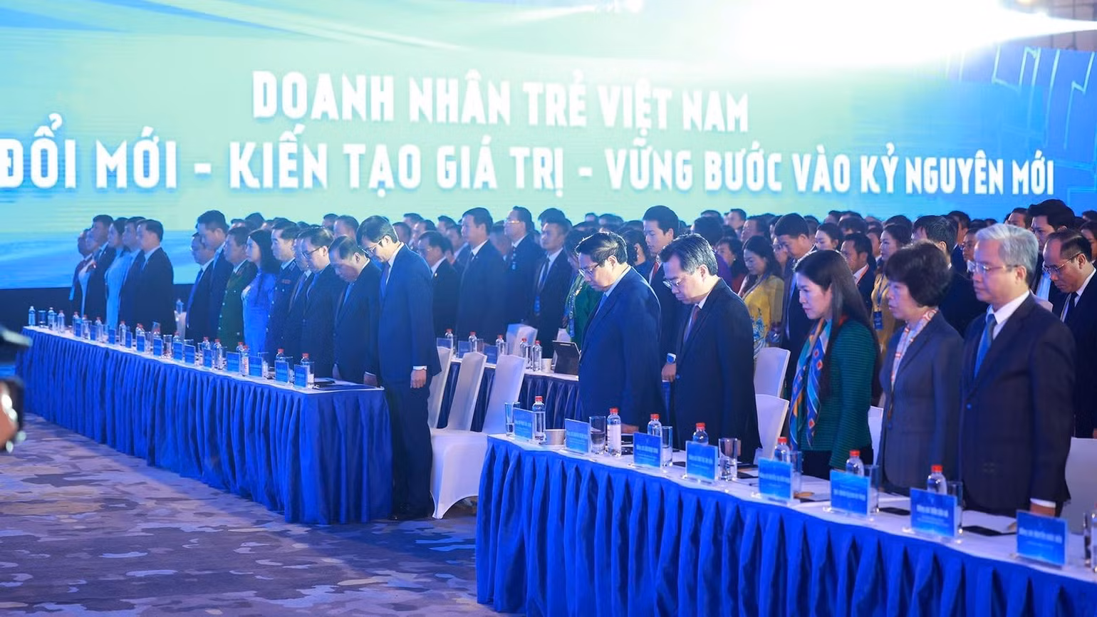 Thủ tướng Phạm Minh Chính, các đồng chí lãnh đạo, đại biểu dành một phút mặc niệm các nạn nhân bị thiệt mạng bởi thiên tai, bão lũ. (Ảnh: Trần Hải)