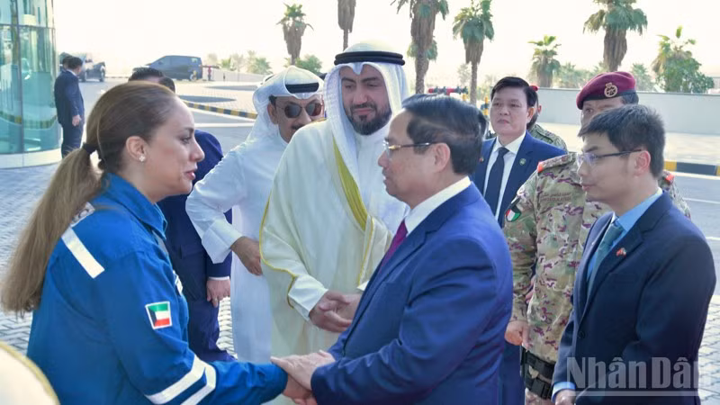 Lãnh đạo Tổ hợp lọc hóa dầu Al‑Zour nồng nhiệt chào đón Thủ tướng Phạm Minh Chính tại trụ sở. (Ảnh: THANH GIANG)