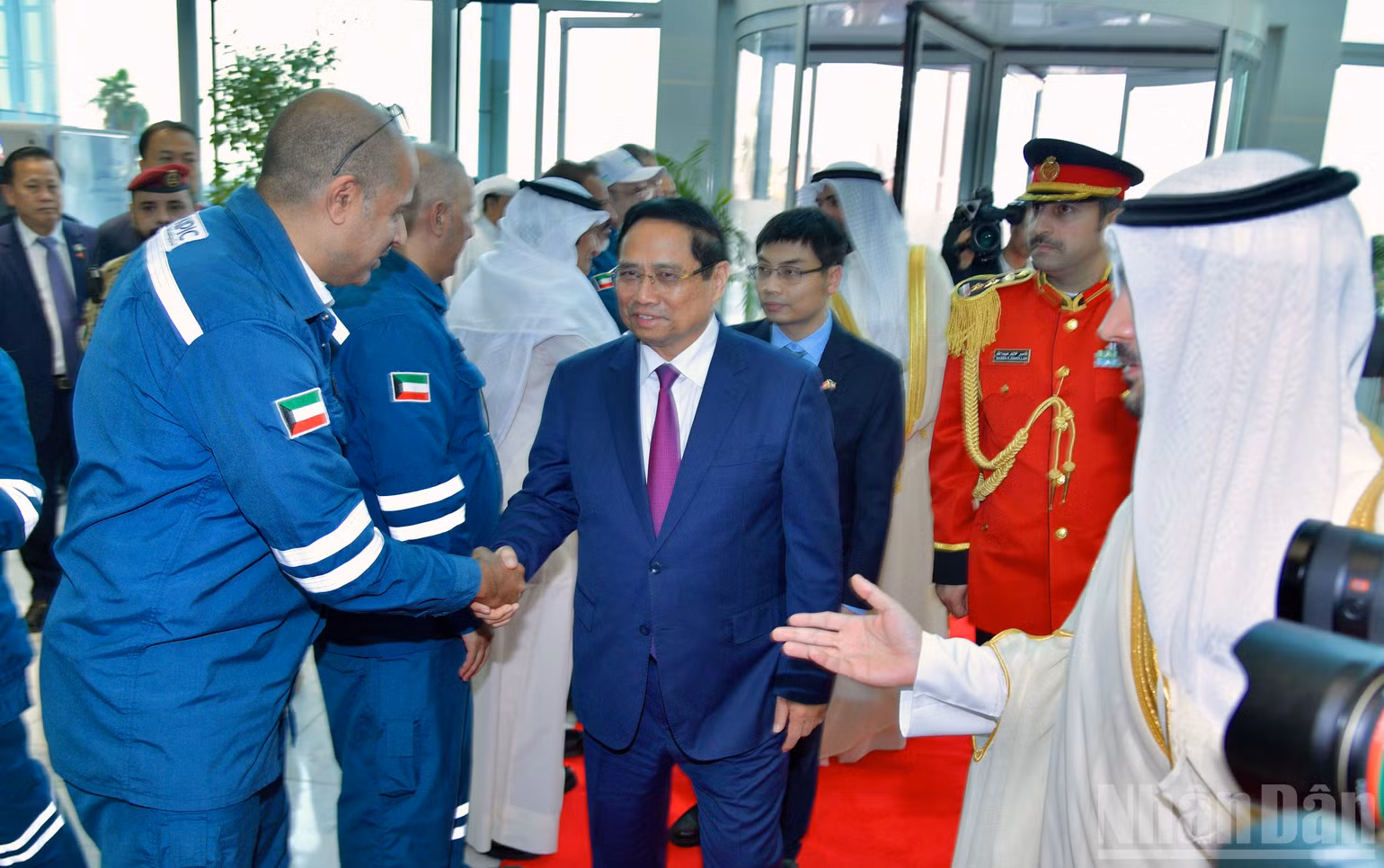 Thủ tướng Phạm Minh bắt tay Ban lãnh đạo Tổ hợp lọc hóa dầu Al‑Zour. (Ảnh: THANH GIANG)