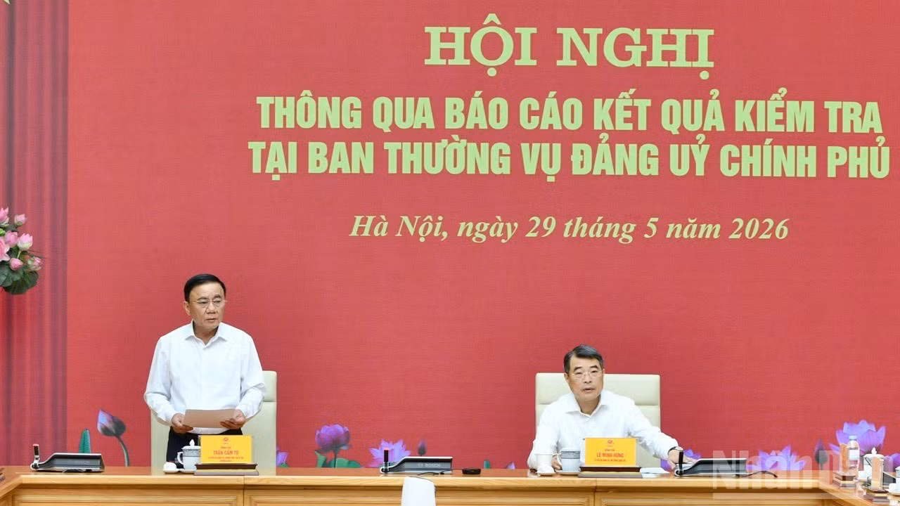 Đồng chí Trần Cẩm Tú, Ủy viên Bộ Chính trị, Thường trực Ban Bí thư, Trưởng Đoàn Kiểm tra, giám sát số 12 phát biểu ý kiến tại hội nghị. (Ảnh: Thanh Giang)