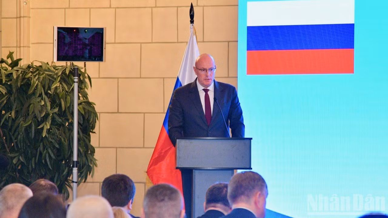 Phó Thủ tướng Chính phủ Liên bang Nga Dmitry Chernyshenko phát biểu ý kiến tại diễn đàn. (Ảnh: Thanh Giang)