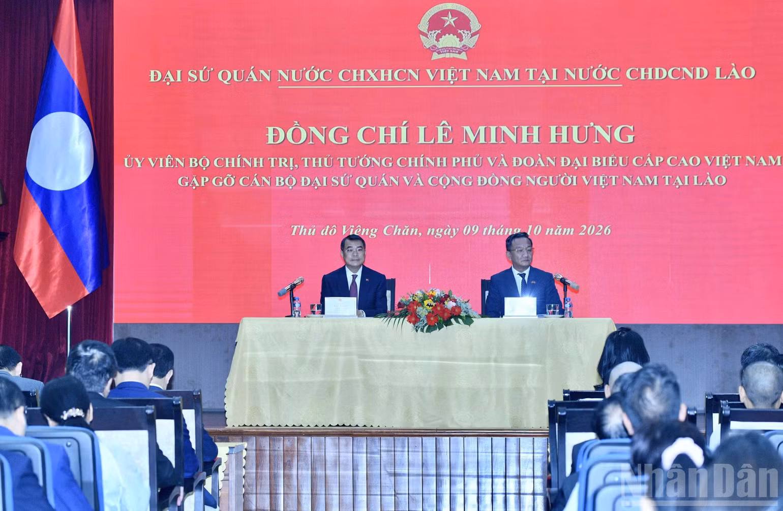 Thủ tướng Chính phủ Lê Minh Hưng gặp gỡ cán bộ Đại sứ quán, bà con cộng đồng người Việt Nam tại Lào. (Ảnh: THANH GIANG)