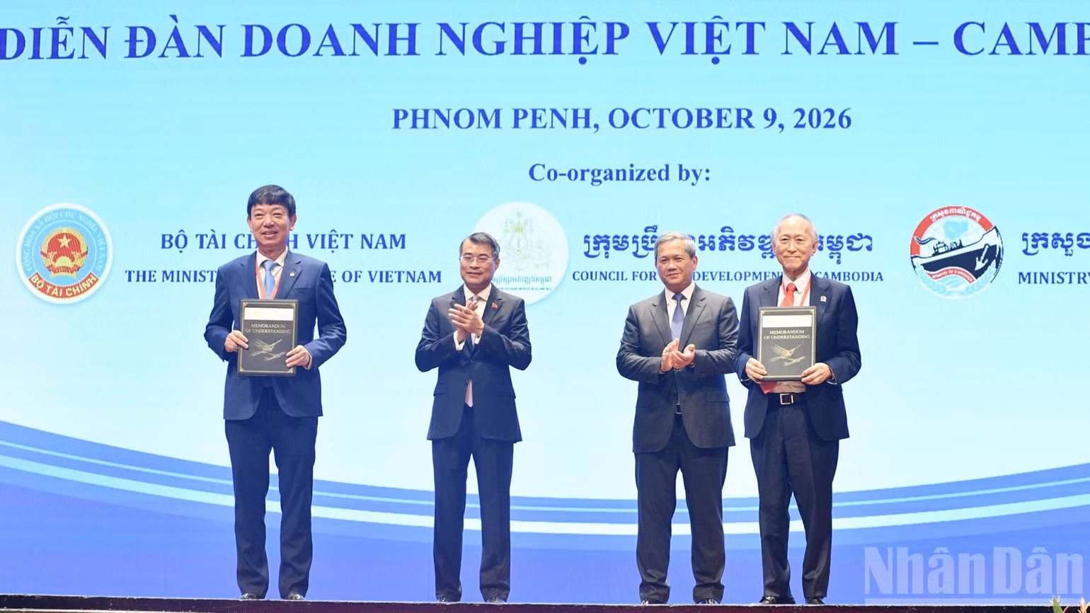 Hai Thủ tướng chứng kiến lễ trao biên bản thỏa thuận hợp tác giữa các cơ quan, doanh nghiệp hai nước. (Ảnh: THANH GIANG)