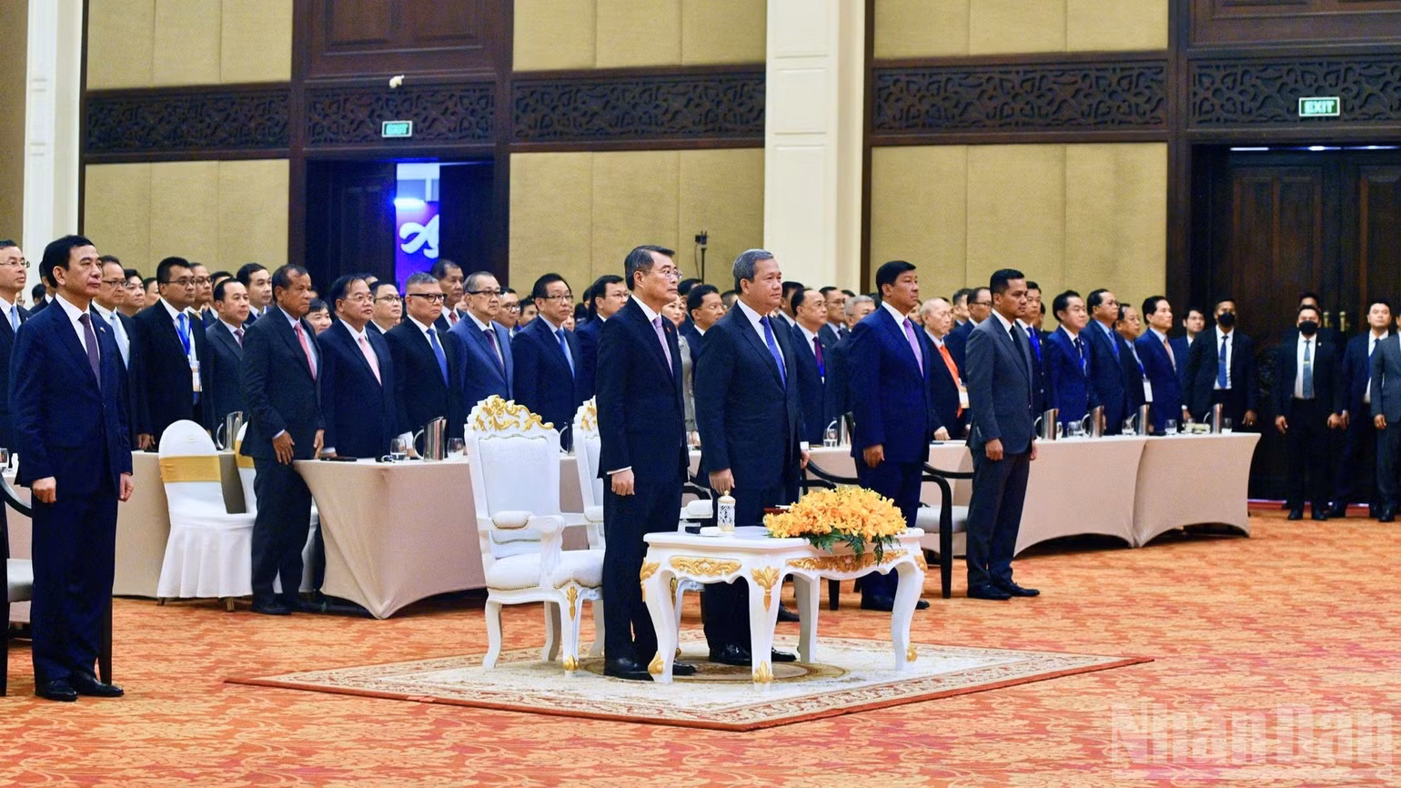 Hai Thủ tướng và các đại biểu thực hiện nghi thức chào cờ hai nước. (Ảnh: THANH GIANG)