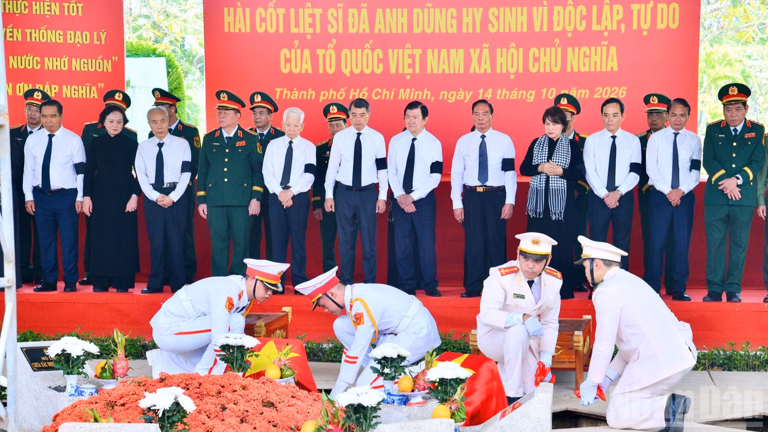 Thực hiện nghi thức hạ huyệt. (Ảnh: THANH GIANG) Thực hiện nghi thức hạ huyệt. (Ảnh: THANH GIANG)