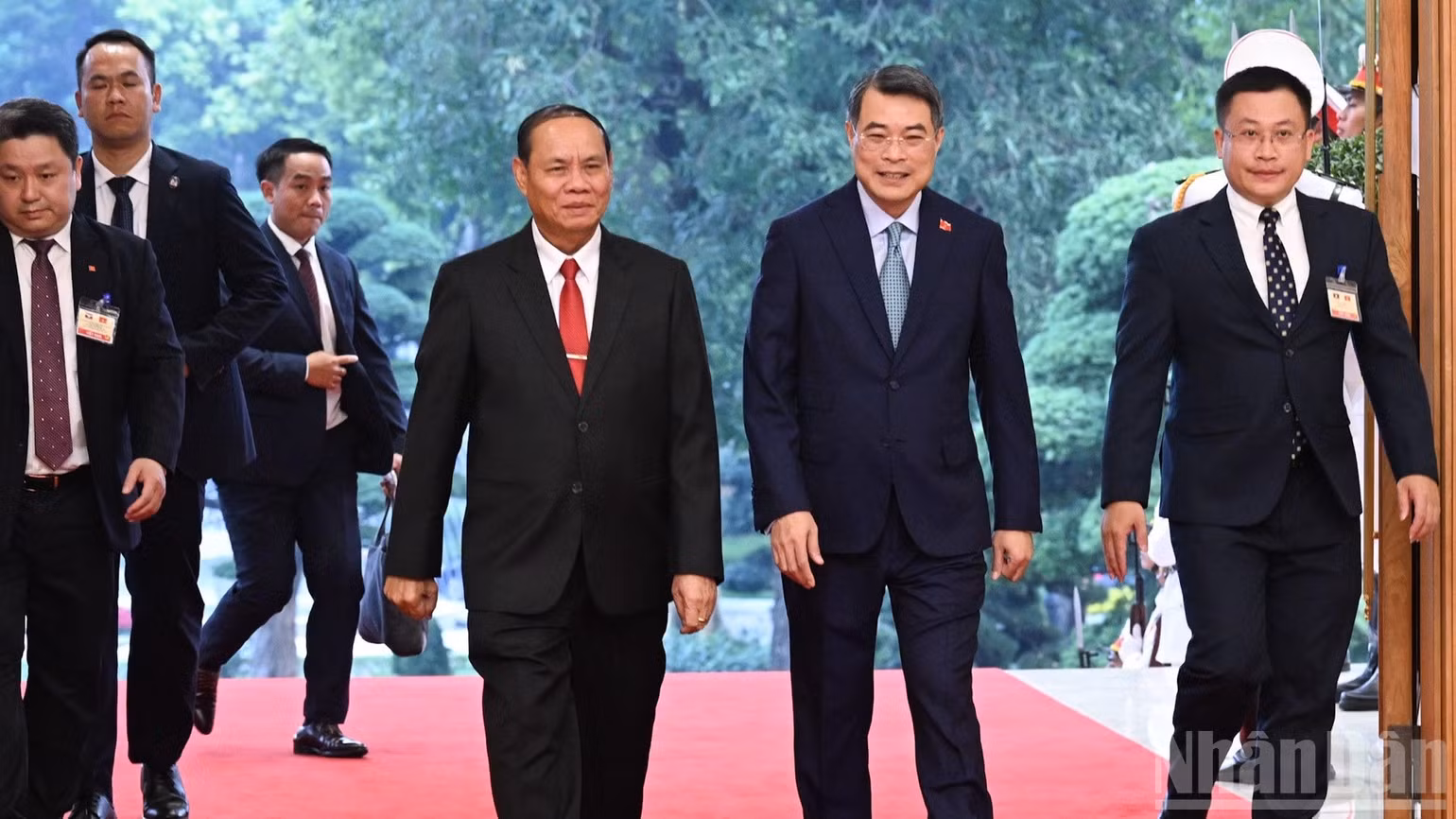 Thủ tướng Chính phủ Lê Minh Hưng nồng nhiệt chào đón đồng chí Vilay Lakhamfong, Ủy viên Bộ Chính trị, Thường trực Ban Bí thư Trung ương Đảng Nhân dân Cách mạng Lào tại sảnh Trụ sở Chính phủ. (Ảnh: TRẦN HẢI)