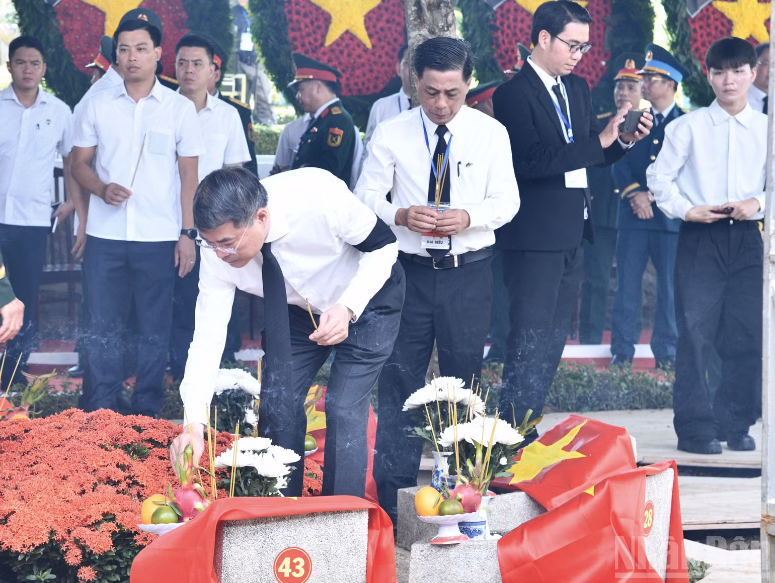 Thủ tướng Lê Minh Hưng thắp hương tại phần mộ các Anh hùng liệt sĩ. (Ảnh: THANH GIANG) Thủ tướng Lê Minh Hưng thắp hương tại phần mộ các Anh hùng liệt sĩ. (Ảnh: THANH GIANG)