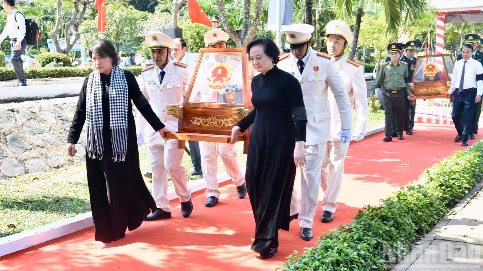 Nguyên Chủ tịch Quốc hội Nguyễn Thị Kim Ngân và Phó Thủ tướng Chính phủ Phạm Thị Thanh Trà thực hiện nghi thức di chuyển hài cốt liệt sĩ vào vị trí thực hiện nghi thức an táng tại Nghĩa trang Liệt sĩ Thành phố Hồ Chí Minh. (Ảnh: THANH GIANG) Nguyên Chủ tịch Quốc hội Nguyễn Thị Kim Ngân và Phó Thủ tướng Chính phủ Phạm Thị Thanh Trà thực hiện nghi thức di chuyển hài cốt liệt sĩ vào vị trí thực hiện nghi thức an táng tại Nghĩa trang Liệt sĩ Thành phố Hồ Chí Minh. (Ảnh: THANH GIANG)