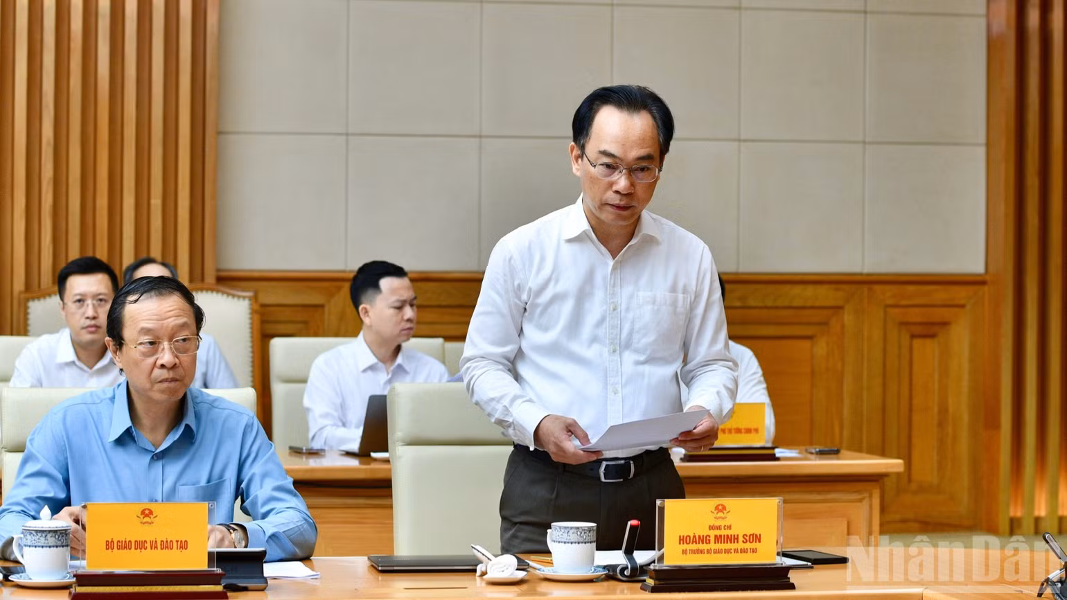 Bộ trưởng Giáo dục và Đào tạo Hoàng Minh Sơn báo cáo Thủ tướng Chính phủ tại cuộc làm việc. (Ảnh: Thanh Giang)