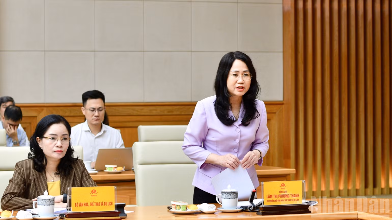Bộ trưởng Văn hóa, Thể thao và Du lịch Lâm Thị Phương Thanh báo cáo Thủ tướng Chính phủ tại cuộc làm việc. (Ảnh: Thanh Giang)