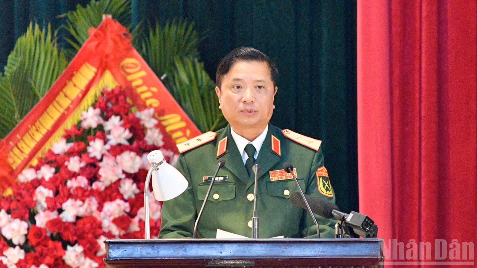 Trung tướng Hà Thọ Bình, Tư lệnh Quân khu 4 phát biểu ý kiến tại buổi lễ. (Ảnh: Thanh Giang)