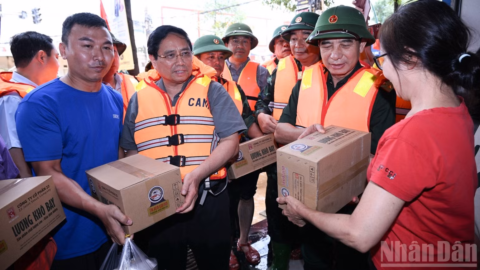 ndo_br_thu-tuong-pham-minh-chinh-trao-nhu-yeu-pham-tang-ba-con-nhan-dan-phuong-phan-dinh-phung-tinh-thai-nguyen-6395.jpg