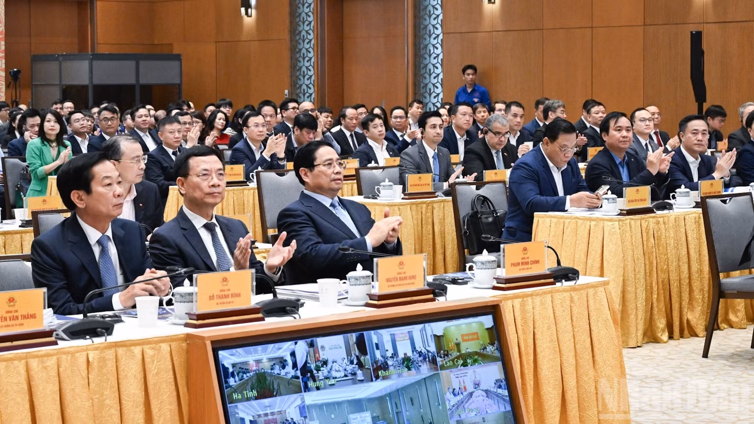 Thủ tướng Chính phủ Phạm Minh Chính và các đồng chí lãnh đạo, đại biểu tham dự Diễn đàn quốc gia phát triển kinh tế số và xã hội số lần thứ III. (Ảnh: Trần Hải)