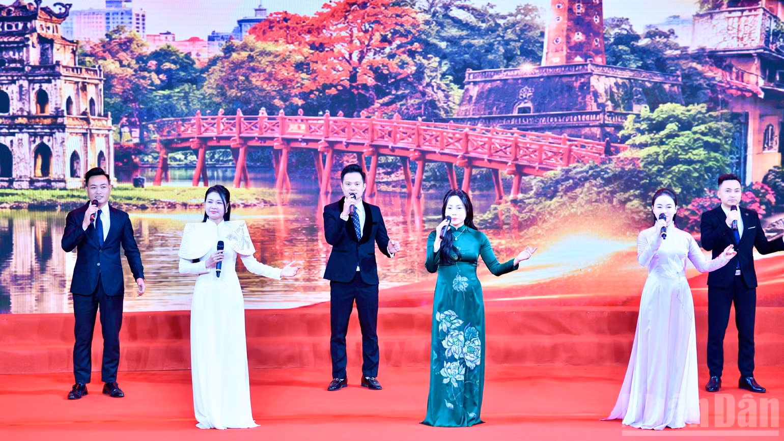 Một tiết mục văn nghệ đặc sắc được biểu diễn tại buổi lễ. (Ảnh: THANH GIANG)