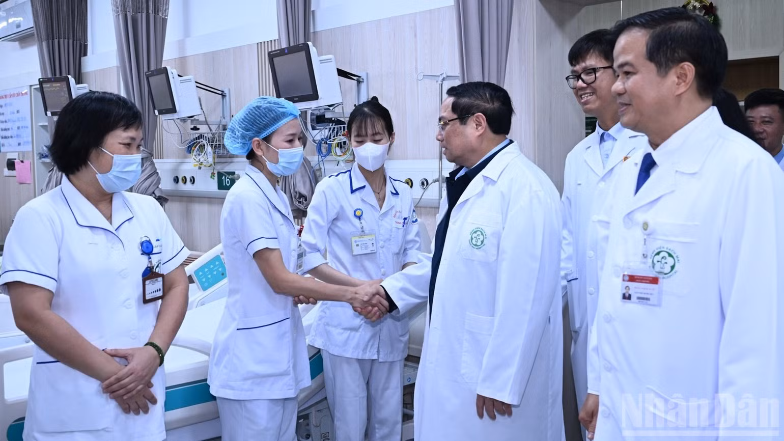 Thủ tướng Chính phủ Phạm Minh Chính thăm, động viên, chúc Tết y, bác sĩ Trung tâm Cấp cứu A9, Bệnh viện Bạch Mai. (Ảnh: Trần Hải)