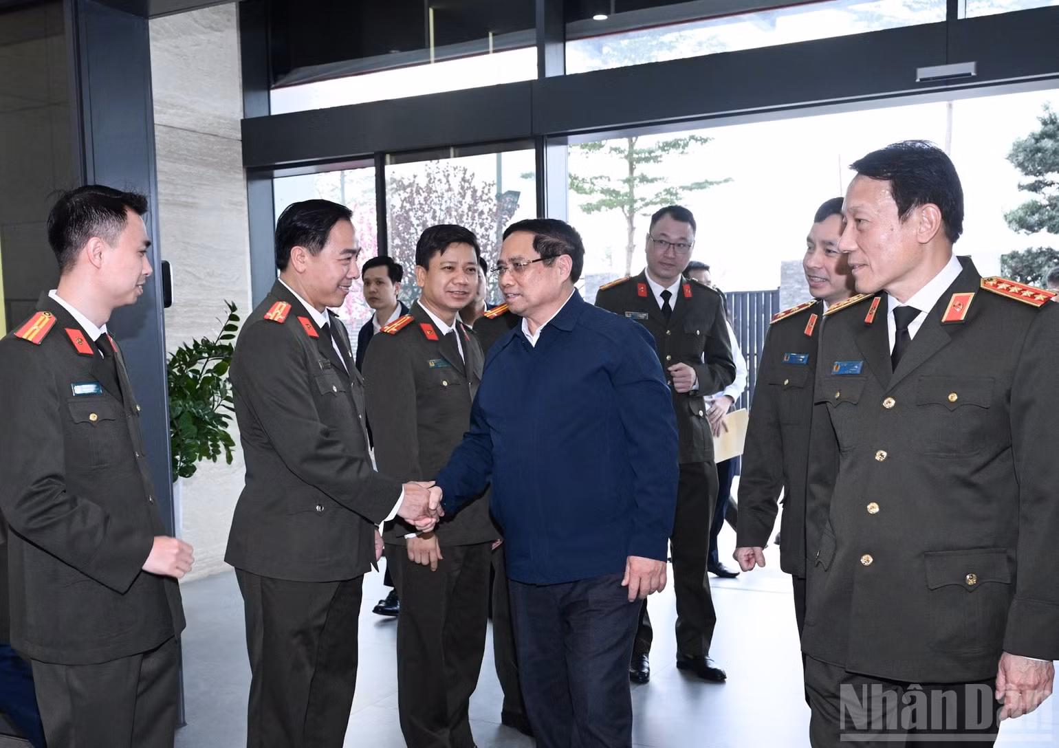 Thủ tướng Phạm Minh Chính tới thăm, động viên, chúc Tết Cục An ninh mạng và Phòng, chống tội phạm sử dụng công nghệ cao (A05), Bộ Công an. (Ảnh: Trần Hải)