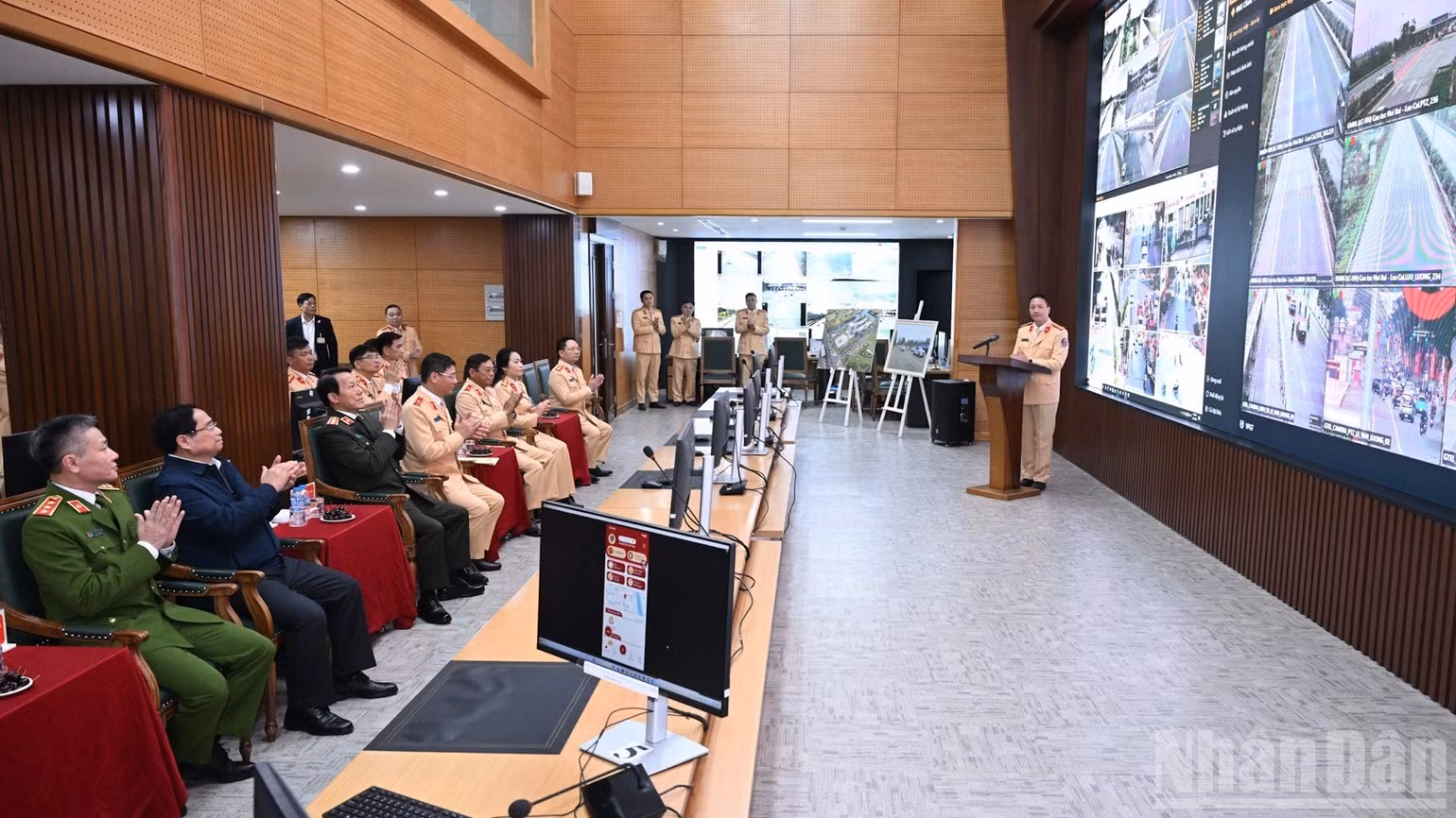 Thủ tướng Phạm Minh Chính nghe lãnh đạo Cục Cảnh sát giao thông báo cáo về tình hình bảo đảm trật tự an toàn giao thông dịp Tết Nguyên đán Bính Ngọ. (Ảnh: Trần Hải)