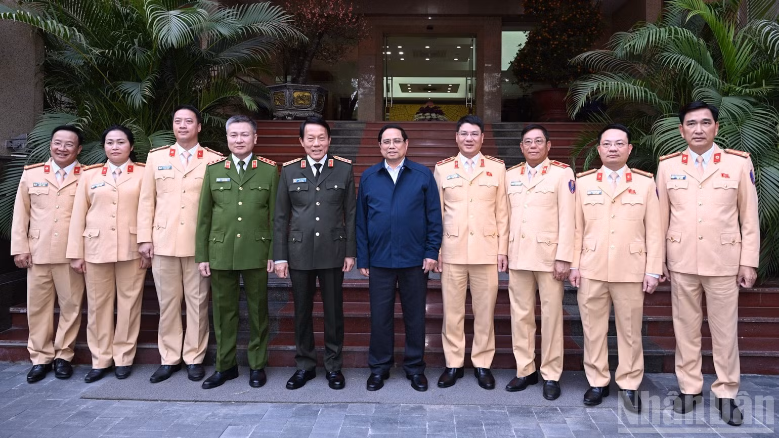 Thủ tướng Phạm Minh Chính với lãnh đạo Bộ Công an, Cục Cảnh sát giao thông. (Ảnh: Trần Hải)