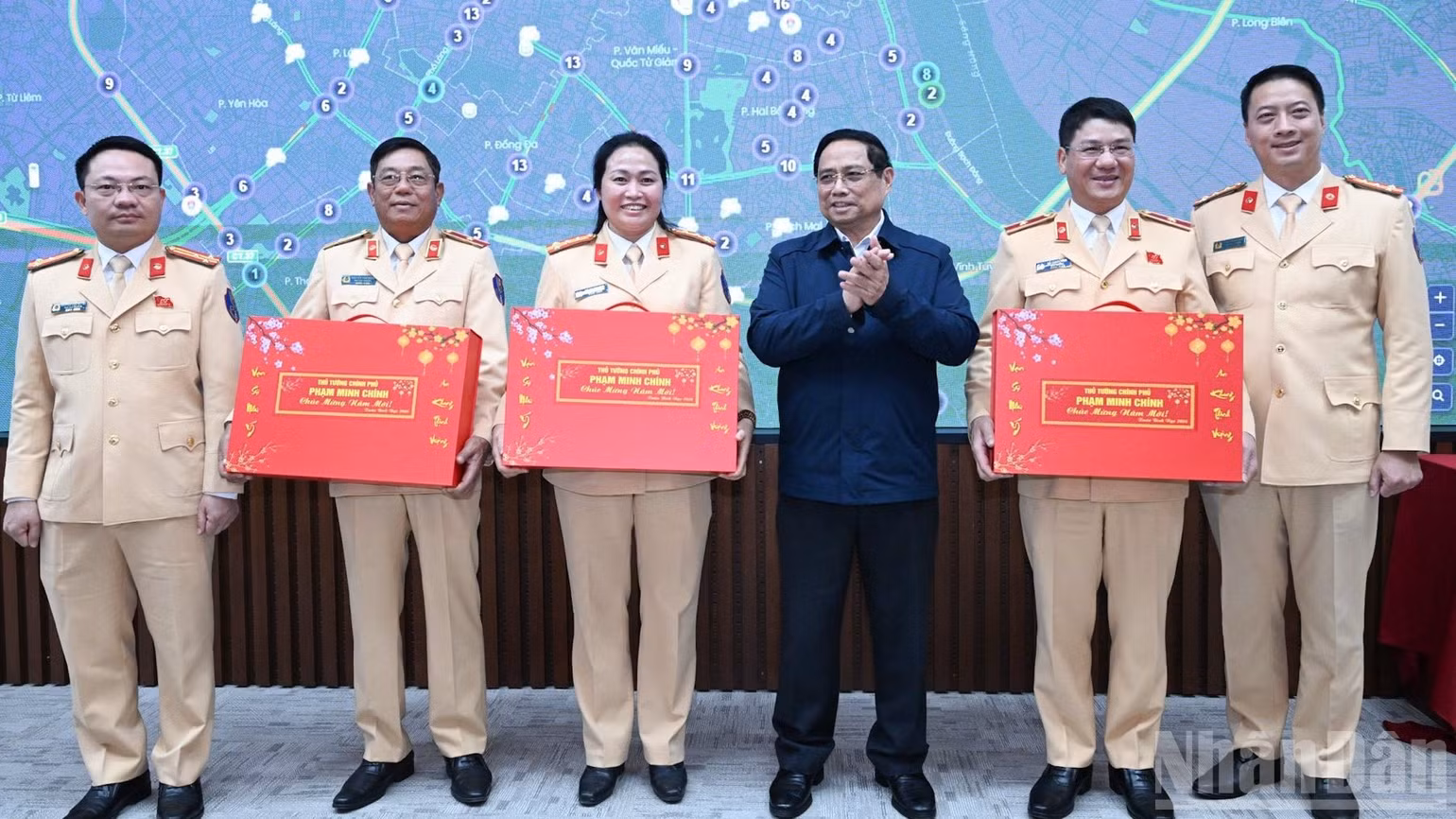 Thủ tướng Phạm Minh Chính tặng quà động viên, chúc Tết cán bộ, chiến sĩ lực lượng Cảnh sát giao thông. (Ảnh: Trần Hải)