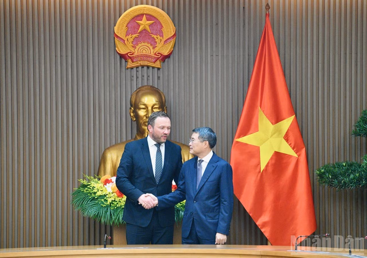 Thủ tướng Chính phủ Lê Minh Hưng bắt tay Bộ trưởng Ngoại giao Cộng hòa Estonia Margus Tsahkna. (Ảnh: Thanh Giang)