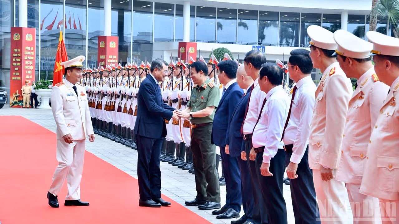 Thủ tướng Chính phủ Lê Minh Hưng bắt tay Bộ trưởng Công an Lương Tam Quang. (Ảnh: THANH GIANG)