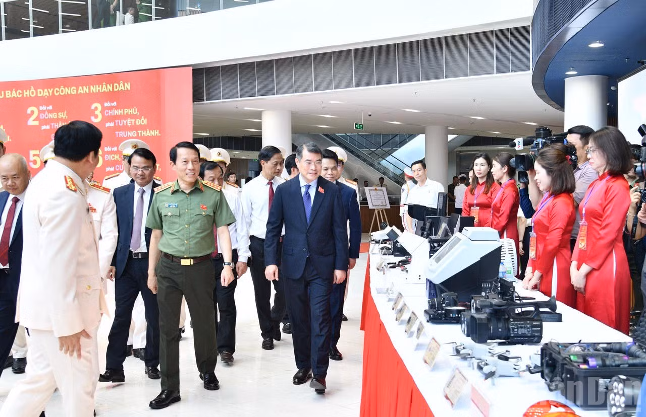 Thủ tướng Chính phủ Lê Minh Hưng tham quan các gian trưng bày các trang, thiết bị công nghệ cao của lực lượng Công an nhân dân. (Ảnh: THANH GIANG)